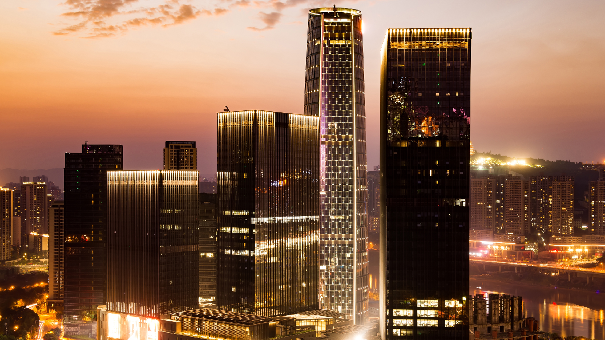 Black stretch limo and executive car parked outside SkyHouse Downtown Houston – SG World Transportation hourly and airport limo service.
